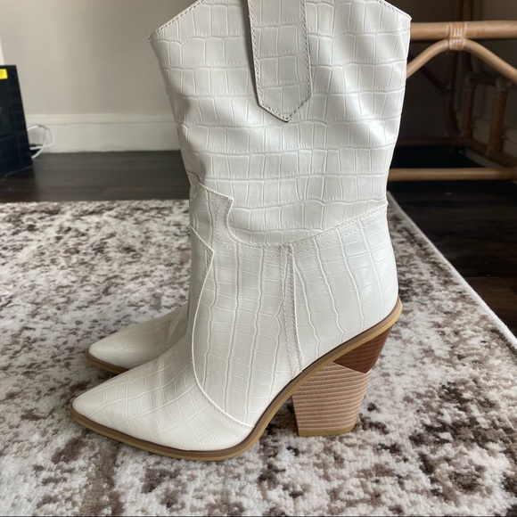 White cowgirl boots. Size 38, never worn. - Picture 3 of 5